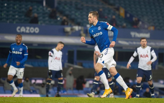 曼城紧随其 曼城紧随其